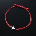 Dettaglio del bracciale intrecciato rosso con ciondolo aereo in acciaio lucido - Ciondolo Argento - Corda Rossa
