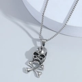 Collana con ciondolo teschio punk in argento e catena a scatola d'acciaio su bianco - Color Acciaio
