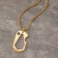Dettaglio della collana con ciondolo apribottiglie multifunzione dorato con attrezzi - Oro