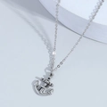 Vintage zilveren punk anker ketting met verweerde afwerking op een witte houder - Ketting