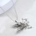 Gothic punk engel schedel ketting met zilveren metalen vleugels en vintage finish - Zilver