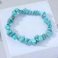 Pulsera bohemia con piedras turquesas irregulares y matriz marrón sobre bloques blancos - Turquesa