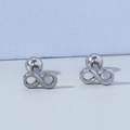 Gepolijste zilveren infinity-oorknopjes met veilige schroefsluiting en bolvormig design - Zilver