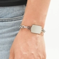 Primer plano de pulsera de cadena cubana plateada con placa de metal rectangular pulida - Plateado