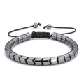 Détail des perles en hématite en forme de flèche sur un bracelet tissé noir ajustable - Style Perles en Flèche (Modèle A)