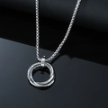Collier en acier inoxydable argenté avec pendentif triple anneau et un petit zircon - Anneau Noir Fusil