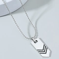 Collar con colgante de flecha hip hop con líneas geométricas en cadena de bolas de plata - Plateado