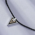 Collier géométrique moderne avec pendentif triangle superposé en argent, noir et acier doré - Triangle Multicolore