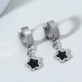 Boucles d'oreilles créoles argentées avec fleur en émail noir et détails en métal - Fleur