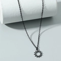 Collana minimalista in acciaio nero con pendente a sole su base bianca - Nero