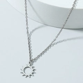 Collana minimalista in argento con ciondolo a sole traforato su una catenina a maglie fini - Argento