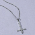Minimalistische silberne Herrenhalskette mit umgedrehtem Kreuz aus Edelstahl poliert - Silber