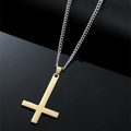 Polierter goldener umgekehrter Kreuzanhänger mit silberner Panzerkette auf schwarzem Grund - Gold