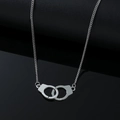 Collana con ciondolo a doppia manetta in acciaio inossidabile su base nera riflettente - Argento