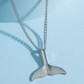 Elegante colgante de cola de sirena plateado para mujer con diseño de océano minimalista - Plateado