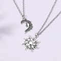 Dettaglio di collane vintage in argento con sole e luna su sfondo viola - Set Argento