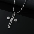 Pendentif croix évidée en acier inoxydable argenté sur fond noir avec chaîne à billes - Argenté