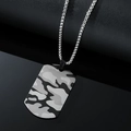 Halskette mit Anhänger in schwarz-grauem Camouflage-Muster und Rundbox-Kette auf Leder - Silber Camouflage