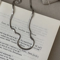 Elegante collana a catena piatta a serpente in argento S925 esposta su un libro - Catena a Serpente Piatta (33TL54) / Argento 925