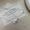 Collana minimalista in argento S925 con ciondolo a caramella opaca su carta bianca - Collana a Forma di Caramella (XLU089) / Argento 925