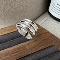 Gelaagde golfring van S925 sterling zilver met brede band en een gepolijste afwerking - Verstelbaar Open / Meerlaagse Golvende Stijl (JZX022)