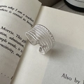 Anello aperto multistrato in argento sterling S925 posto su un libro vintage - Aperto Regolabile / Stile Argento (JZX026)