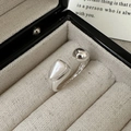 Anello aperto in argento sterling S925 con intarsio in conchiglia bianca e sfera - Aperto Regolabile / Stile Conchiglia Asimmetrica Semplice (JZX020)