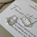 Pendientes minimalistas de plata S925 con acabado mate cepillado y geometría irregular - Estilo de Ola Irregular (EHZ048) / Plata 925 / Plateado