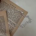Minimalistisches 925 Sterling Silber Perlenarmband auf einer antiken Buchseite liegend - 925er Silber / Silber