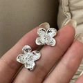 Orecchini a fiore in argento S925 con texture naturale su sfondo in tessuto morbido - Argento 925 / Stile Piccolo Fiore (EHZ038)