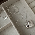S925 Sterling Silber lange Herzanhänger Halskette mit Rundperlenkette auf beige Samt - 3D-Herz-Stil (XL017) / 925er Silber