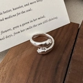 Anillo de abrazo minimalista en plata de ley S925 con diseño de manos sobre madera - Abierto Ajustable / Estilo de Manos Abrazando (JZX063)