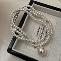 Dreilagiges S925 Sterlingsilber Perlenarmband mit einem großen polierten Kugelanhänger - Dreilagiger Perlenstil mit großem runden Kugelanhänger (SLS103) / 925er Silber