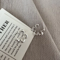 Ohrstecker aus S925 Sterlingsilber mit hohl gearbeitetem Blumen-Design in C-Form - 925er Silber / Silber (EHZ076)