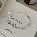 Minimalistisches S925 Sterlingsilber Perlenarmband auf einem Vintage Buch Hintergrund - Silberner Perlenstil (SLS104) / 925er Silber