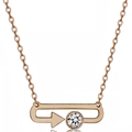 Dettaglio macro della collana a freccia in oro rosa con ciondolo di gemma brillante - Oro rosa