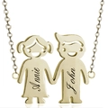 Detail der personalisierten Jungen- und Mädchen-Anhänger mit Namensgravur auf Goldkette - Poliert Goldton