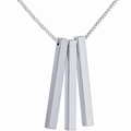 Detail van drie minimalistische gepolijste cilinderhangers aan een zilveren box-ketting - Zilver