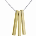 Detail van drie gepolijste gouden kolomhangers aan een zilveren box-ketting sieraad - Goud