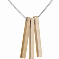 Detail van drie gouden kolomhangers aan een zilveren ketting met box-schakels - Roségoud