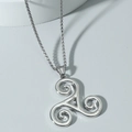 Silberne Triskele-Halskette mit keltischem Triskelion-Anhänger und eleganter quadratischer Kette - Halskette / Silber