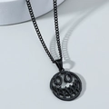 Nahaufnahme des schwarzen hohlen Smiley-Anhängers an einer Metallkette im Punk-Stil - Schwarz