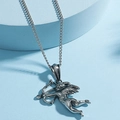 Collar con colgante de ángel Cupido en plata retro sobre un pedestal azul estético - Color Acero