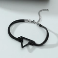 Minimalistisches schwarzes Lederarmband mit Dreiecksanhänger und silbernem Verschluss - Schwarze Kordel Schwarzes Dreieck
