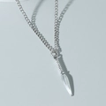 Collana da uomo con ciondolo a punta di lancia d'argento e catena a maglie sottili - Color Acciaio