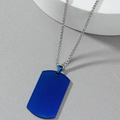 Dettaglio del ciondolo rettangolare blu in acciaio inossidabile con catena argento - Blu