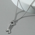 Collar con colgante de llave inglesa plateada para hombre con numeración industrial y cadena - Color Acero