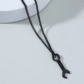Detalle del collar con colgante de llave inglesa negro mate con grabado del número 13 - Negro