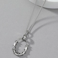 Collar de acero de titanio para hombre con colgante ovalado envuelto en espinas retro plata - Color Acero