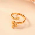 Vista macro di un anello a serpente dorato minimalista con finitura metallica lucida - Aperto Regolabile / Oro